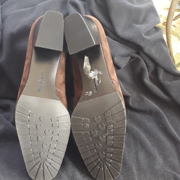 Salvatore Ferragamo Suede Pump - Picture 8 of 9